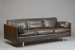 Trepersoners sofa med skind