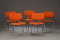 Fire ubekendte polstrede stole samt en T-stol Arne Jacobsen. 5