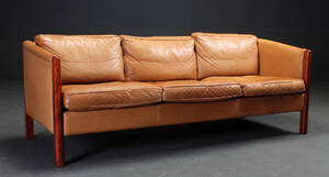 Dansk møbelproducent. Tre-pers. sofa, cognacsfarvet bøffellæder 