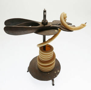 VAXSTAPELSTÄLL, järn, 1800-tal.