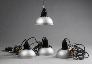 Sæt på fire pendler af aluminium. 4