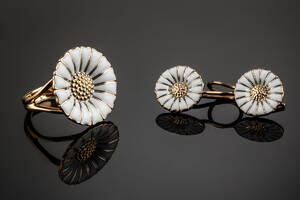Georg Jensen. Daisy ring og ørekroge af forgyldt sterlingsølv 925. 3