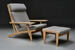 Hans J. Wegner. Lænestol med tilhørende skammel, model GE375 2