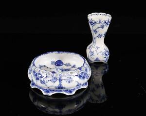 Royal Copenhagen Musselmalet helblonde askebæger nr. 1001 samt helblonde vase nr. 1162 2 Denne vare er sat til omsalg under nyt varenummer 4832534