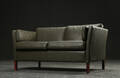 To-pers. sofa, grønt læder, dansk møbelproducent. 