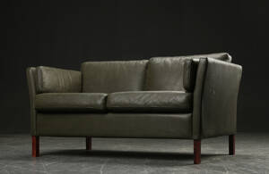 To-pers. sofa, grønt læder, dansk møbelproducent. 