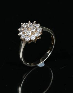 Ring af 14 kt. guld med brillanter 
