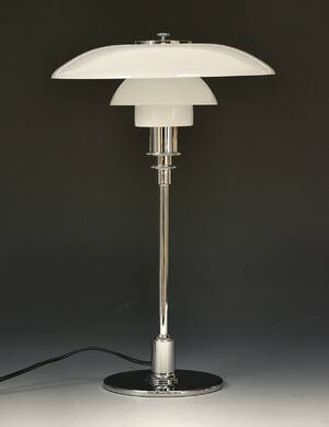 Poul Henningsen. PH 32 bordlampe, lille skår på mellemskærm Denne vare er sat til omsalg under nyt varenummer 4236159