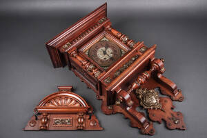 Vægur i kasse af nøddetræ