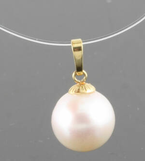 Fresh water pearl pendant in gold