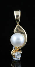 Fresh water pearl and crystal pendant in gold