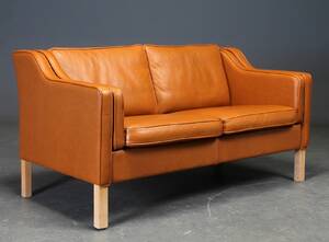 Dansk møbelproducent. To-personers sofa, cognacfarvet læder