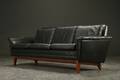 Tre-personers sofa, sort læder med stel af palisander