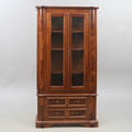 VITRINSKÅP med glasdörrar, 1900-tal.