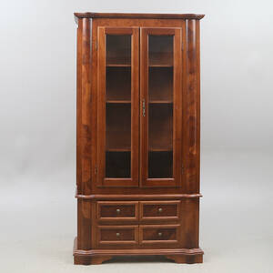 VITRINSKÅP med glasdörrar, 1900-tal.