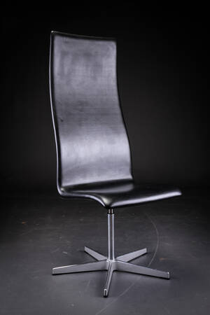 Arne Jacobsen. Højrygget Oxford stol, model 3172, sort læder, Red Label