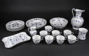 Royal Copenhagen  Kgl. P. Musselmalet. Stel af porcelæn. 19   