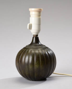 Just Andersen, bordlampe af diskometal, nr. 1633.