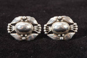 Georg Jensen. Ørestikkere af sterling sølv. Årssmykke 2000 2