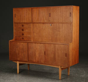 Høj skænk af teaktræ, 1950erne, dansk møbelproducent