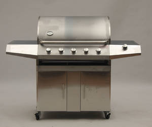 Gasgrill i rustfri stål med 5 brændere og sidebrænder.