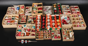 Samling julepynt - kugler og figurer