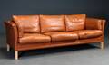 Tre personers sofa, brunt læder, ben af bøg
