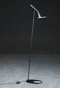 Arne Jacobsen. AJ standerlampe, sort  Denne vare er sat til omsalg under nyt varenummer 4028440