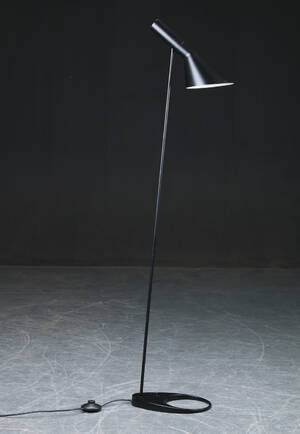 Arne Jacobsen. AJ standerlampe, sort  Denne vare er sat til omsalg under nyt varenummer 4028440