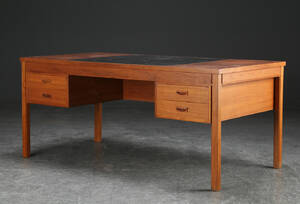 Skrivebord af teaktræ, dansk møbelproducent