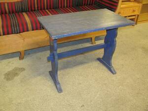 LITET BLÅMÅLAT BORD, H 67, SKIVAN 82 X 48 CM