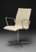 Arne Jacobsen. Oxford armstol med cremefarvet læder, model 3273