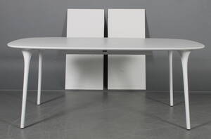 Fredericia FurnitureFurnId. Spisebord, model MELT m udtræk og to tillægsplader. 3