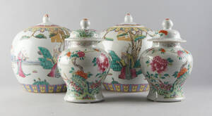 Kina, ett par vaser med lock och ett par bojaner.4