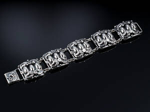 Vidana. Bred armlænke af sølv. Ca. 1940erne.