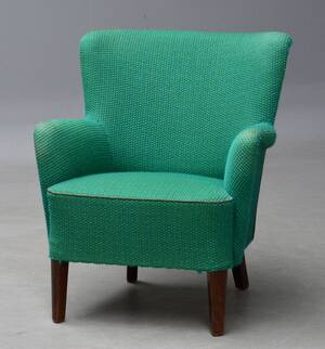 Dansk møbelproducent. Overpolstret lænestol 