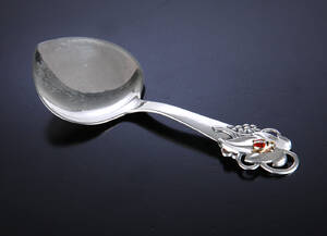 Carl M. Cohr. Serveringsspade af sølv med emaille mariehøne, anno 1935