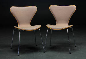 Arne Jacobsen. Par stole af fineret forsidepolstret bøg, model  Syveren  2 Denne vare er sat til omsalg under nyt varenummer 4031859