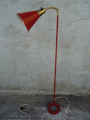 Röd Retrogolvlampa Med Gjutjärnsfot