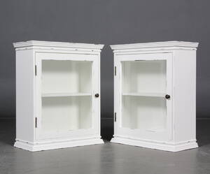 To vitrineskabe. Hvid antikbemalet. 2