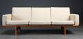 Hans J. Wegner. Tre  personers sofa af  eg, model GE-236.