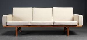 Hans J. Wegner. Tre  personers sofa af  eg, model GE-236.