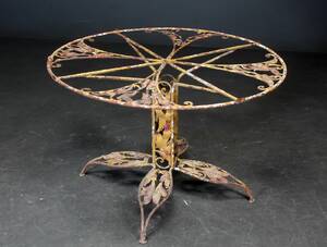 Havebord af bemalet smedejern