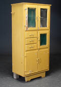 Skab af karrygult bemalet træ