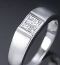 Diamantring af 14 kt. satineret hvidguld med prinsesseslebne diamanter, i alt ca. 0.20 ct. HVS