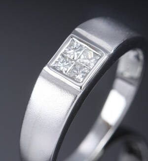 Diamantring af 14 kt. satineret hvidguld med prinsesseslebne diamanter, i alt ca. 0.20 ct. HVS