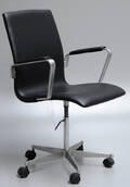 Arne Jacobsen. Oxford kontorstol, model 3271, nybetrukket med sort Savanne læder 