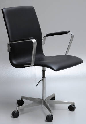 Arne Jacobsen. Oxford kontorstol, model 3271, nybetrukket med sort Savanne læder 