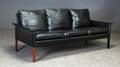 Hans Olsen. Tre-pers. sofa betrukket med sortlæder 