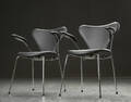 Arne Jacobsen. Par Syver armstole med sort skind, model 3207 2 